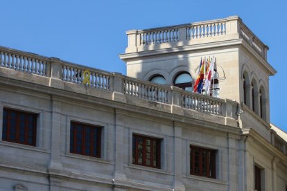 La fachada de la palacio municipal sin la pancarta, este domingo.