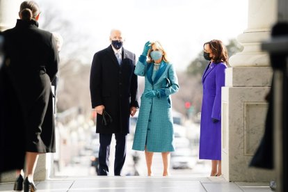 Biden, amb la seua esposa, a l'arribada al Capitoli.