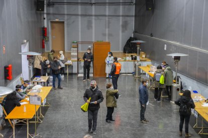 La sala polivalent de La Palma va ser un dels 11 nous col·legis electorals habilitats per seguir les mesures de prevenció de la covid-19.