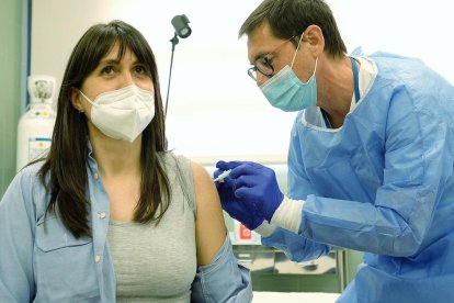 Sanitaris posant la vacuna a una treballadora a Mas Enric.