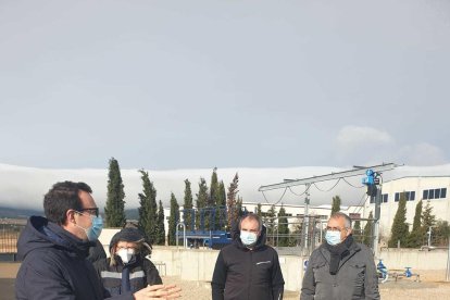 Lluis Ridao, director de lA ACA, con Mateu Montserrat, alcalde del Pla de Santa Maria, durante la visita a la depuradora del municipio.