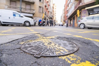 Imatge d'una tapa del clavegueram al seu pas per Estanislau Figueres, un dels punts a reparar.