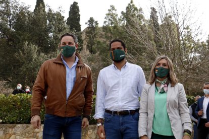 El president de Vox, Santiago Abascal; amb el candidat a la Generalitat, Ignacio Garriga; i de la cap de llista per Tarragona, Isabel Lázaro.