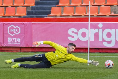 José Aurelio Suárez, realitzant una aturada durant el primer entrenament amb el Nàstic.