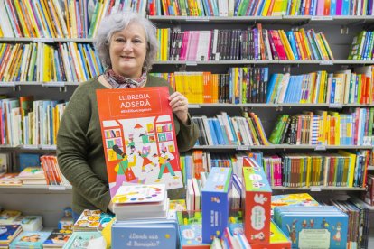 Gertri Adserà en la librería de la Rambla Nova de Tarragona, este miércoles.