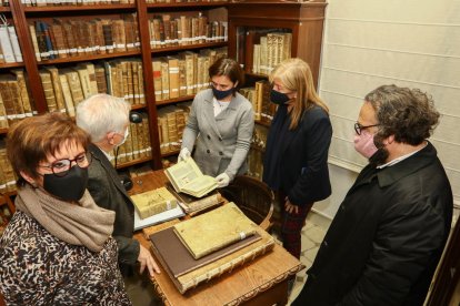 Ponsa, revisant alguns incunables amb el president de l'entitat, Lluís Miquel Pérez.