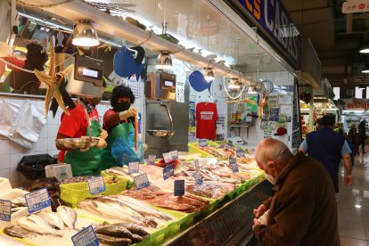 Els paradistes del Mercat del Carrilet duen samarretes reclamant que l'equipament no es tanqui.