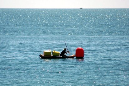 Una embarcació al costat d'una de les boies que engoleixen microplàstics instal·lades a les platges de l'Ampolla.