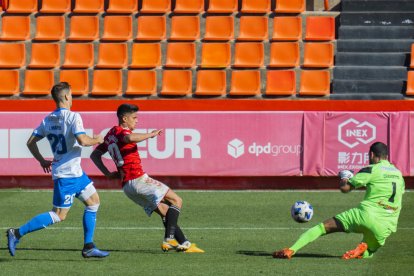 Brugué en una acció ofensiva en el partit contra el Prat al Nou Estadi.