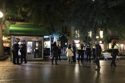 Agents dels Mossos d'Esquadra i la Guàrdia Urbana mentre aixecaven actes de denúncia a la Rambla.