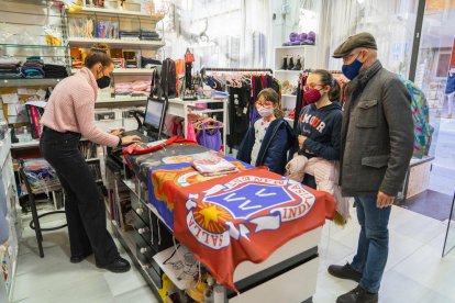 Las colgaduras de algunas cofradías se pueden adquirir en Casa Guasch, tienda tradicional de túnicas.