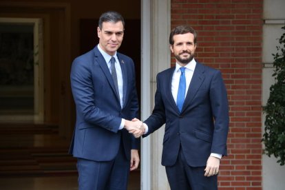 El president del govern espanyol, Pedro Sánchez, encaixant la mà amb el líder del PP, Pablo Casado, en una imatge d'arxiu.