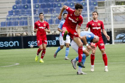 Fran Miranda, durante una jugada del Ibiza-Nàstic que sirvió para cerrar la temporada de los tarraconenses.