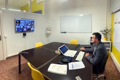 El alcalde de Deltebre, Lluís Soler, presidiendo el plenario telemático del Ayuntamiento.