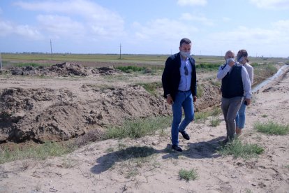 Plano general del alcalde Lluís Soler y los concejales Francisco Castro e Íngrid Santiago en los terrenos del previsto aparcamiento de regulación de la playa de la Marquesa.