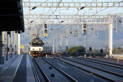 Pla general d'un Talgo entrant a la nova estació de Cambrils del corredor mediterrani