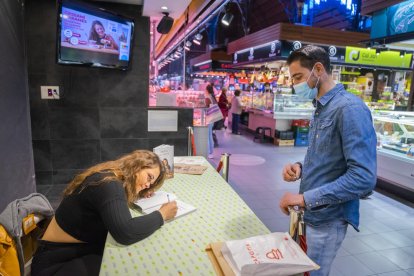 La cuinera de l'Ametlla de Mar signant el seu llibre.