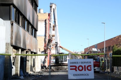 Comença l'enderroc de la nau cremada al barri del Gorg de Badalona