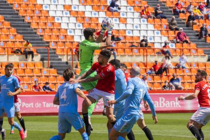 Marc Trilles intenta rematar una pilota durant el partit.