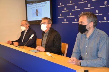 El investigador del IRBLleida, Andreu Casali, con el presidente de la Diputación de Lérida, Joan Talarn, y el diputado de Salud Pública, Albert Bajona, durante la presentación de la investigación|búsqueda a la diputación leridana.