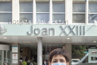 La dermatòloga Laia Pastor a les portes del Joan XXIII.