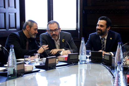 Pla mitjà del president del Parlament, Roger Torrent, amb el vicepresident, Josep Costa, i el diputat de JxCat Eusebi Campdepadrós.