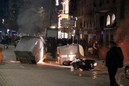 Algunos de los contenedores quemados en la avenida Blondel de Lleida.