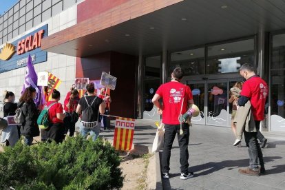 Treballadors davant la porta del Parc Central de Tarragona.