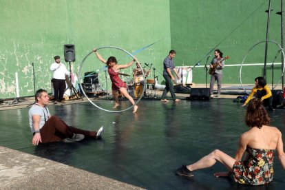 Els artistes que han actuat en l'espectacle 'Violeta' del col·lectiu La Persiana fet al poliesportiu d'Ulldemolins.