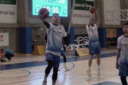 Els jugadors del CBT en un escalfament previ al partit