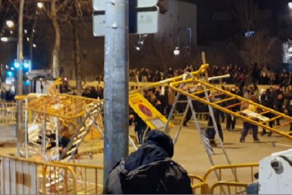 Els manifestants davant la Subdelegació de l'Estat a Girona.