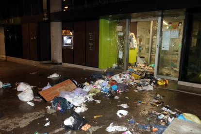 L'exterior de la sucursal de Bankia a Girona, completament destrossada.