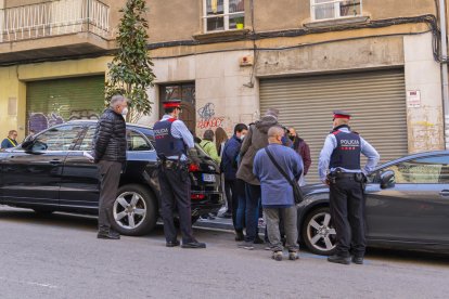 Moment del desnonament al carrer Mallorca de Tarragona que va acabar amb una entesa.