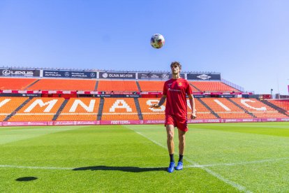 Javier Ribelles, en el centro del campo del Nou Estadi, donde quiere seguir sumando puntos.