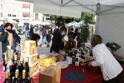 El Mercat de Nadal es va ubicar a la plaça de l'Església i hi van participar set parades, entre les quals, les de cinc productors d'oli.