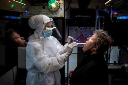 Una mujer realiza un test PCR