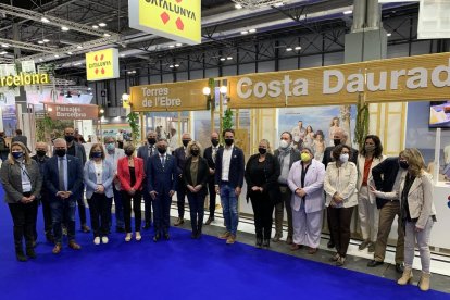 Los alcaldes, concejales y representantes de los organismos participantes de la feria Fitur, durante la visita que la presidenta de la Diputació y la presidenta y vicepresidenta del Patronat de Turisme.