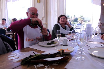 Pla general d'un client menjant calçots en un restaurant de Valls.