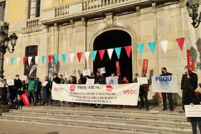 Los trabajadores durante la protesta en la plaza de la Font.