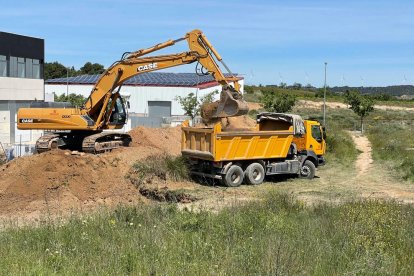 Primer plano de los camiones que han empezado a hacer los movimientos de tierras.