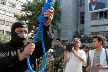 Un policía iraní preparando una ejecución pública en una imagen de archivo.