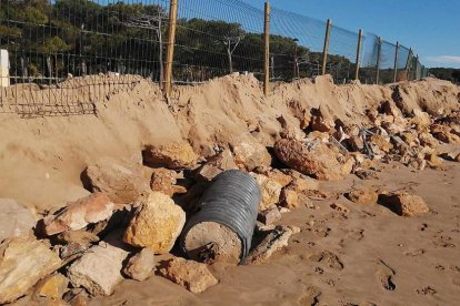 Imatge de la tanca del càmping Las Palmeras, situada justament sobre la duna, la qual està deteriorada i no compleix la seva funció.