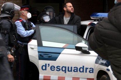 Momento en que los Mossos d'Esquadra se llevan detenido al rapero Pablo Hasel.