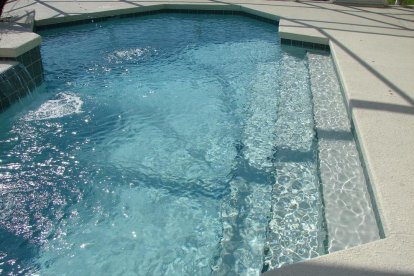 Imagen de archivo de una piscina en un espacio interior.