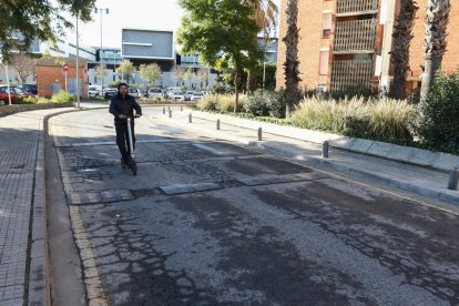 Les bandes estan desgastades i falten plaques que han quedat apartades a les voreres.