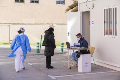 Una dona esperant per fer-se una prova covid al CAP Sant Pere de Reus.