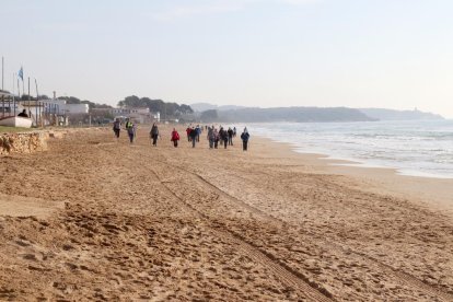 Plano general de la playa Llarga de Tarragona, con personas paseando.