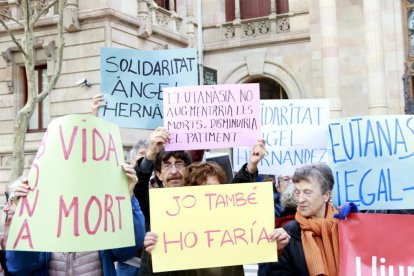 Personas concentradas para pedir que se legalice la eutanasia delante del Palacio de Justicia.