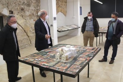 Una de les sales de Tarracròpolis, amb una maqueta de la construcció de la catedral de Tarragona.