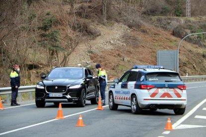 Un control de movilidad de los Mossos d'Esquadra en la N-230 en el Arán.